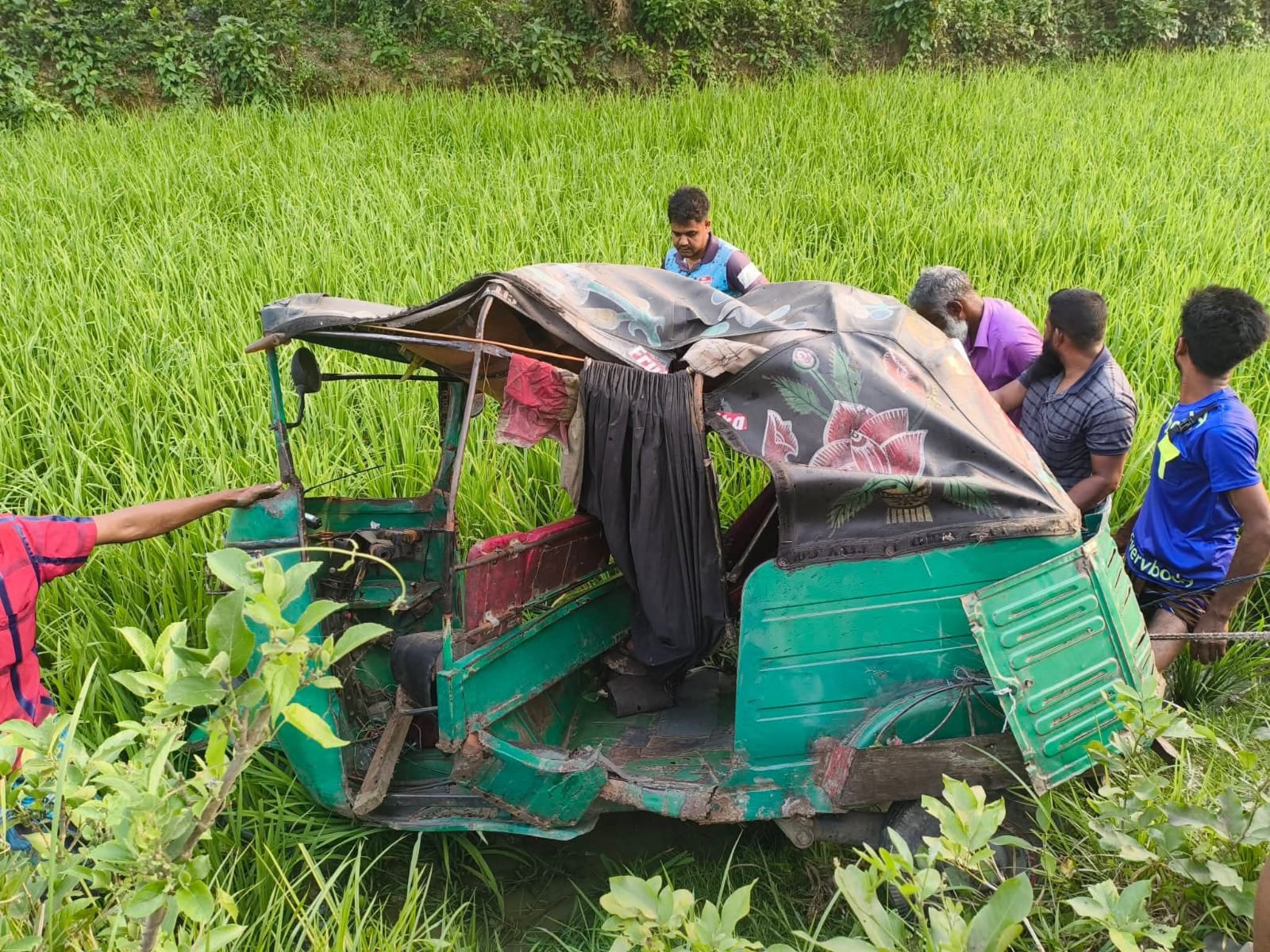 তালোড়ায় রেললাইন পার হতে গিয়ে অল্পের জন্য রক্ষা পেলেন সিএনজি চালক