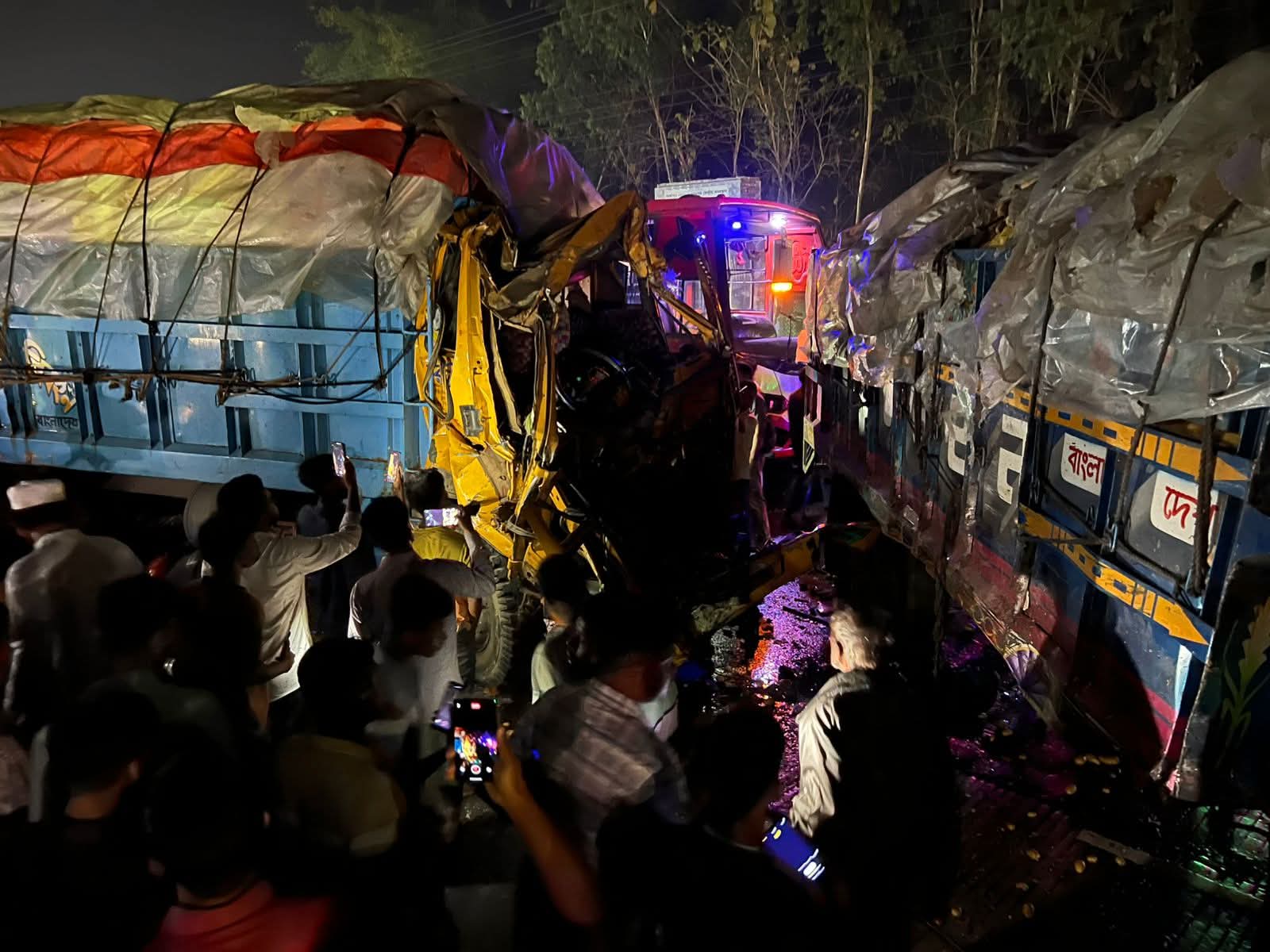 ‎বগুড়ার শেরপুরে বাস-ট্রাকের ত্রিমুখী সংঘর্ষ, আহত ১৫; দুজনের অবস্থা আশঙ্কাজনক