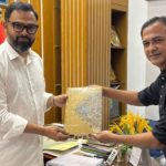 প্রতিমন্ত্রী আমিনুল হককে পবিত্র কোরআন উপহার দিলেন আসিফ আকবর