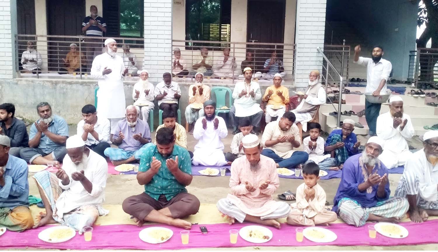 তালোড়ায় মদিনাতুল উলুম রফিকুল ইসলাম ক্বওমী মাদ্রাসায় ইফতার মাহফিল