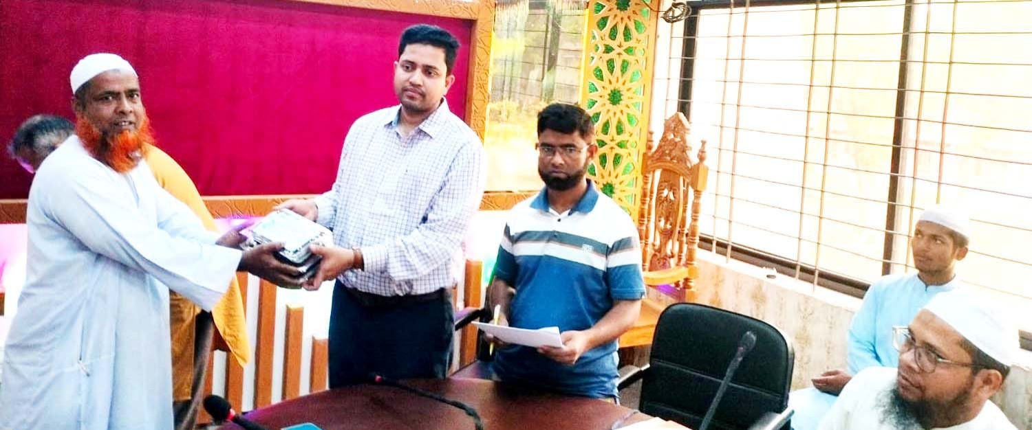 দুপচাঁচিয়ায় সৌদি বাদশার উপহারের খেজুর মাদ্রাসা ও এতিমখানায় বিতরণ