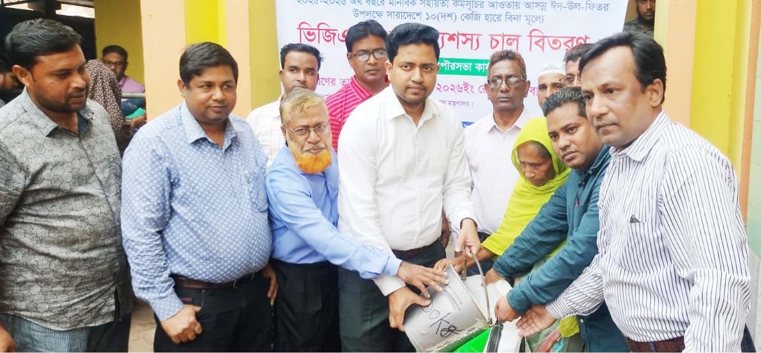 দুপচাঁচিয়া পৌরসভার বিনামূল্যে ভিজিএফের চাল বিতরণ