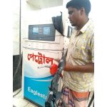 কুড়িগ্রাম চিলমারীতে মুখ দেখে তেল দিচ্ছে পাম্প কর্তৃপক্ষ—বাইকারদের বঞ্চনার অভিযোগ