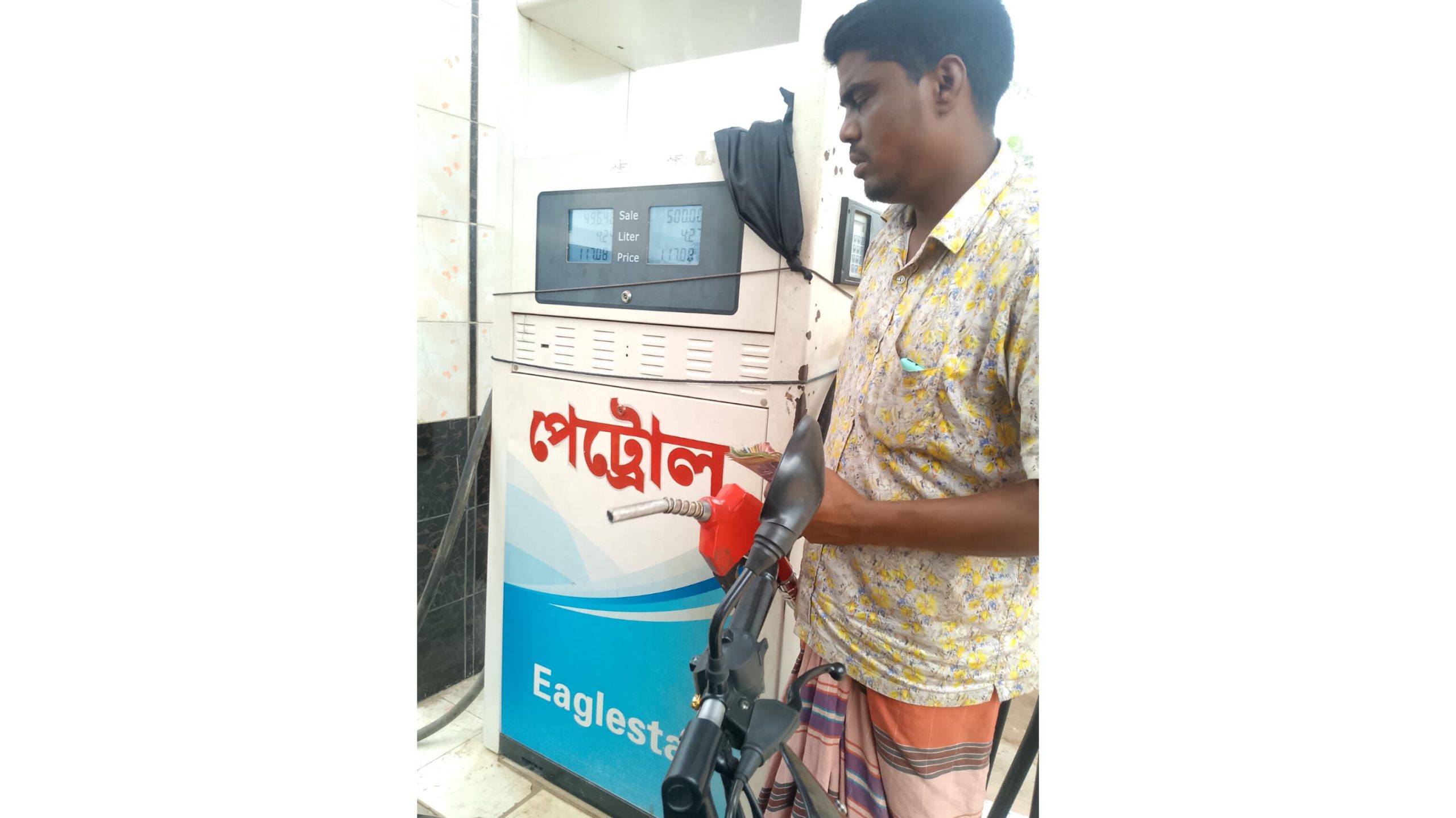 কুড়িগ্রাম চিলমারীতে মুখ দেখে তেল দিচ্ছে পাম্প কর্তৃপক্ষ—বাইকারদের বঞ্চনার অভিযোগ