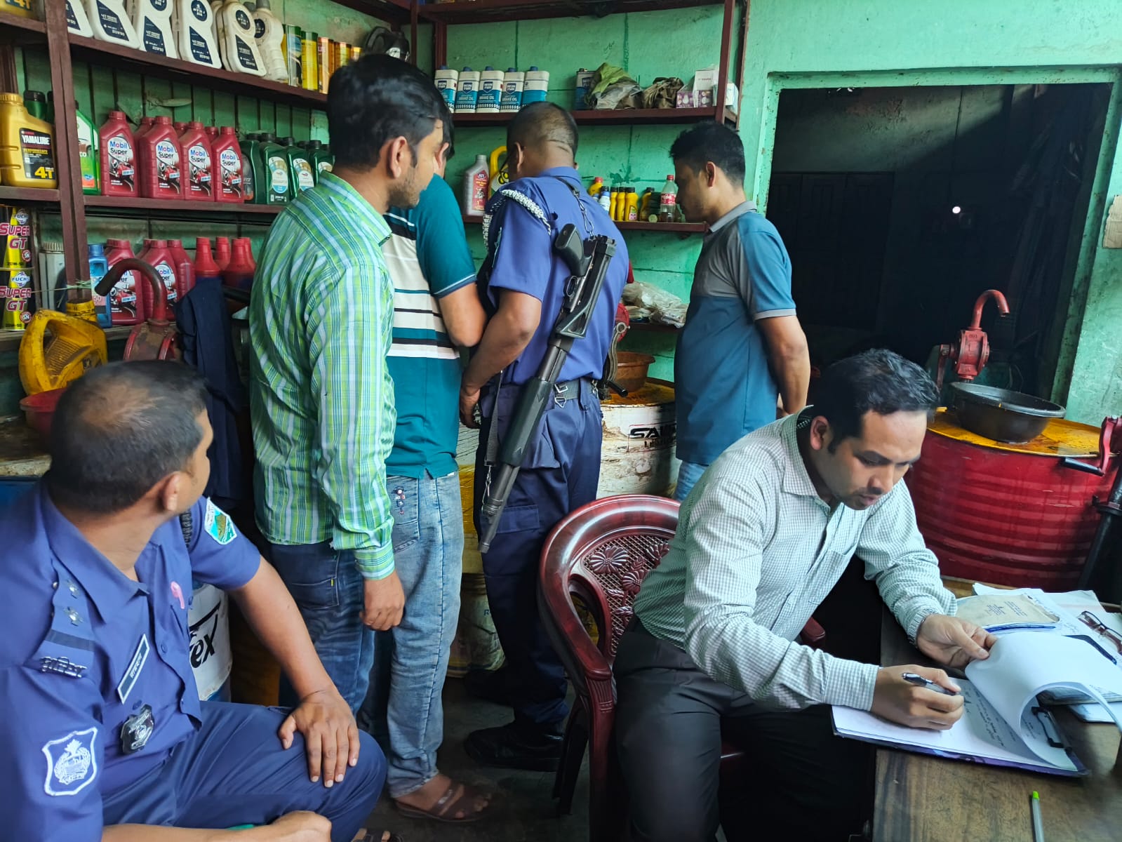 দুপচাঁচিয়ায় অবৈধভাবে তেল মজুত: ভ্রাম্যমাণ আদালতে জরিমানা, তেল জব্দ