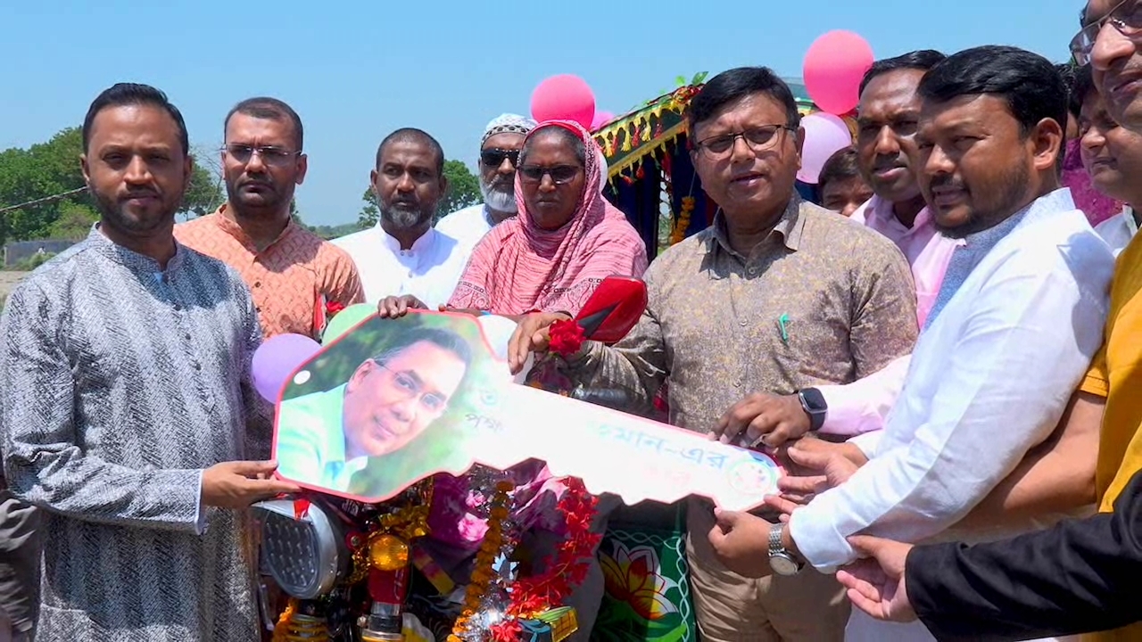 প্রধানমন্ত্রীর উপহার পেলেন রাজশাহীর অসহায় টুলি বেগম