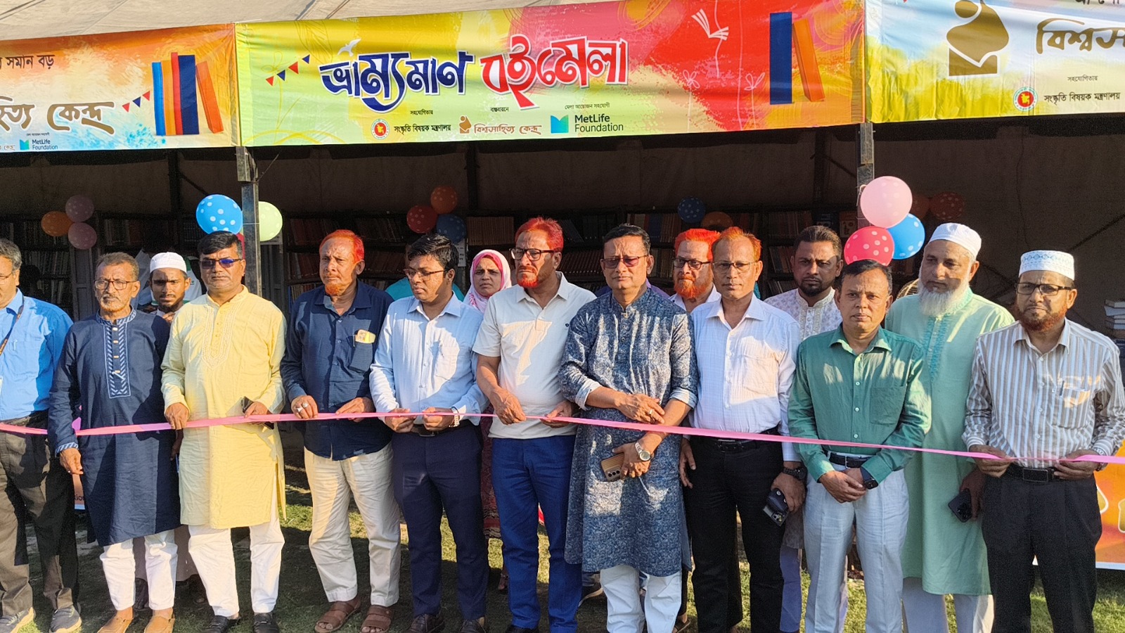 শেরপুরে তাঁবুর নিচে ভ্রাম্যমাণ বইমেলায় পাঠক ও দর্শনার্থীদের ভিড়