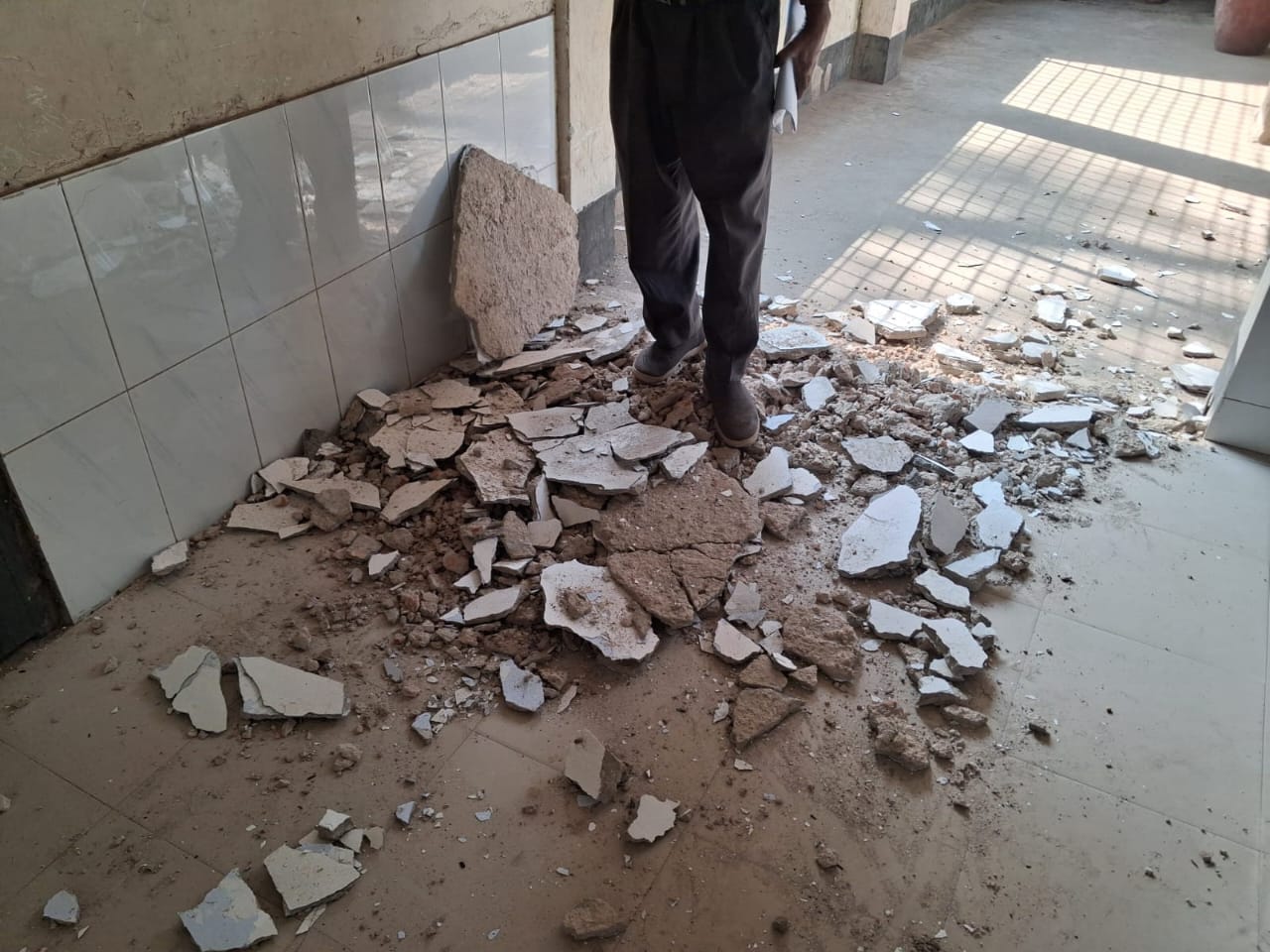 স্বাস্থ্য দিবসে ভেঙে পড়ল উলিপুর স্বাস্থ্য কমপ্লেক্সের ছাদ, অল্পের জন্য প্রাণ রক্ষা পেল বাবা-শিশুর