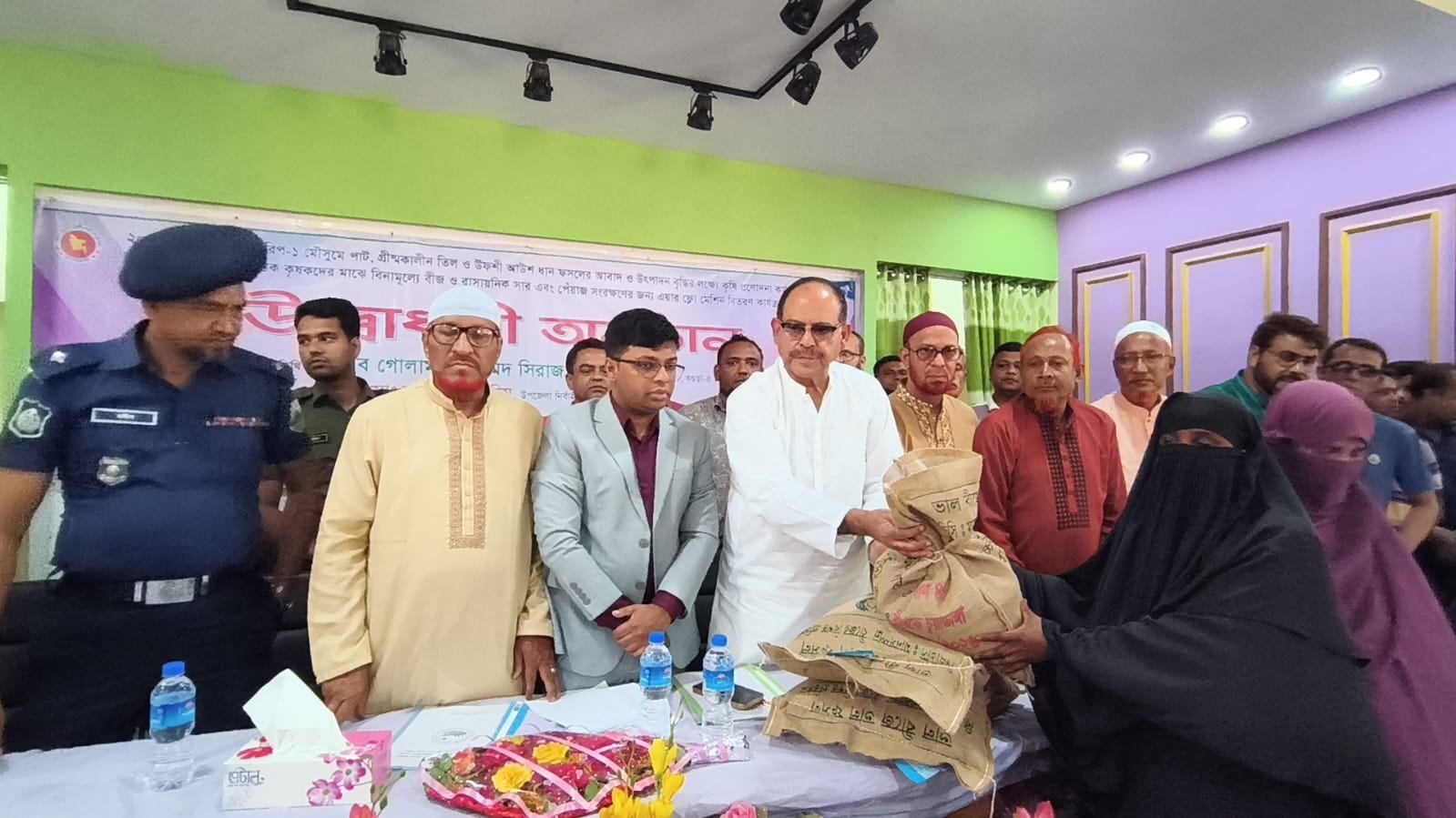 শেরপুরে কৃষি প্রণোদনা বিতরণ: বীজ-সার পেয়ে স্বস্তিতে ৩,৮৮০ কৃষক