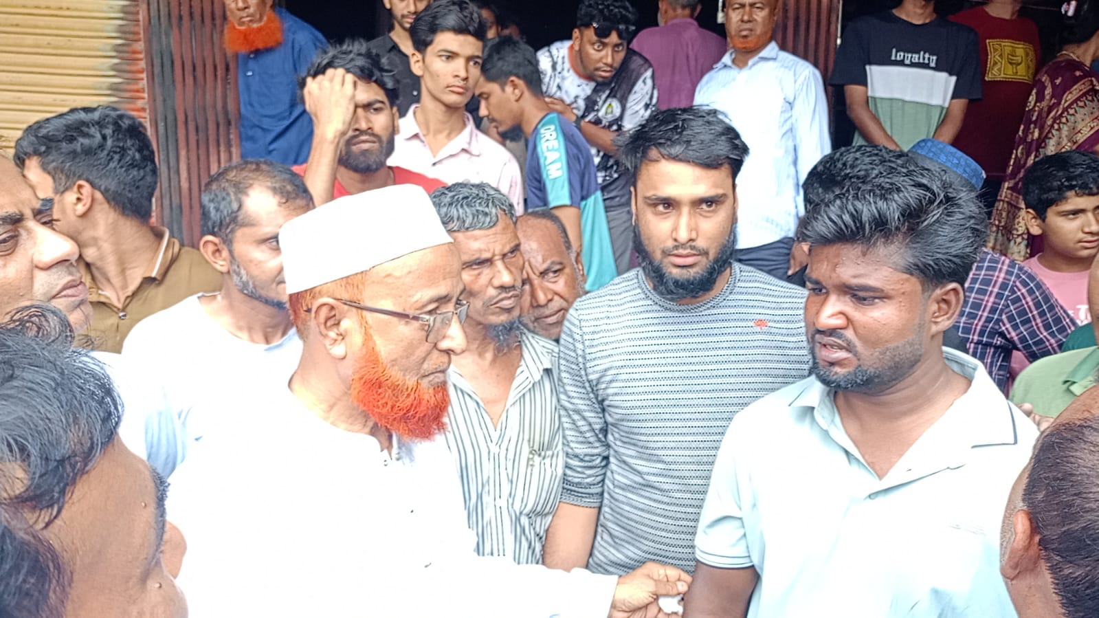 ধাপেরহাট হাজি মার্কেটে অগ্নিকাণ্ডে দোকান পুড়ে ছাই, ঘটনাস্থল পরিদর্শনে স্থানীয় সংসদ সদস্য