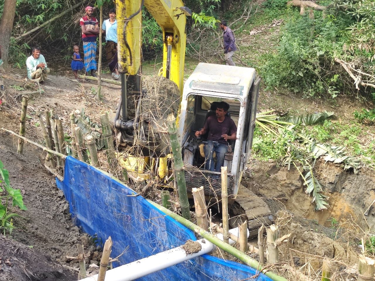নলকায় স্থানীয়দের স্বেচ্ছাশ্রম ও অর্থায়নে অচল রাস্তা সচল