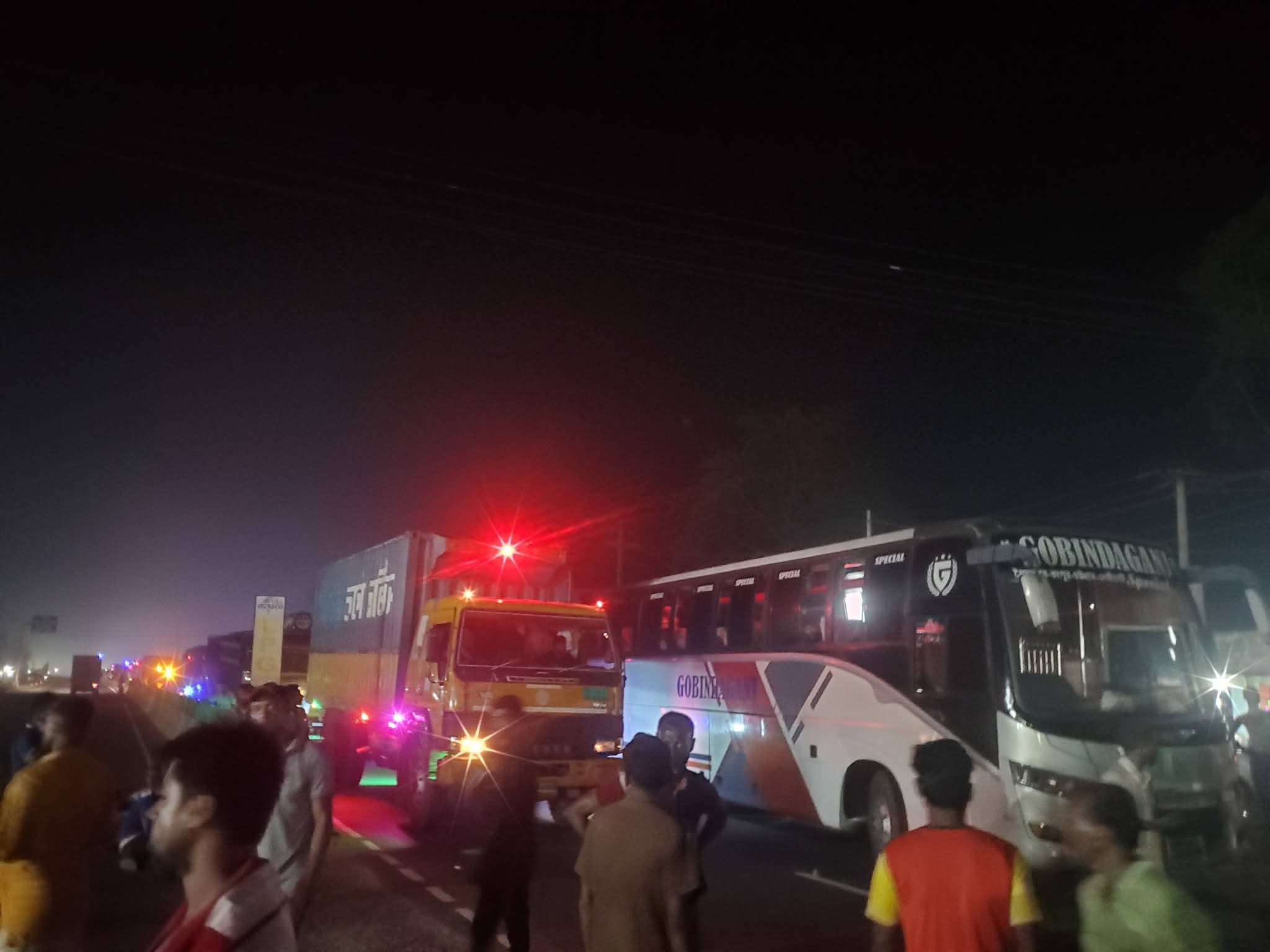 প্রবেশপত্র না পেয়ে পলাশবাড়ীতে এসএসসি পরীক্ষার্থীদের মহাসড়ক অবরোধ, ইউএনও’র হস্তক্ষেপে স্বাভাবিক পরিস্থিতি