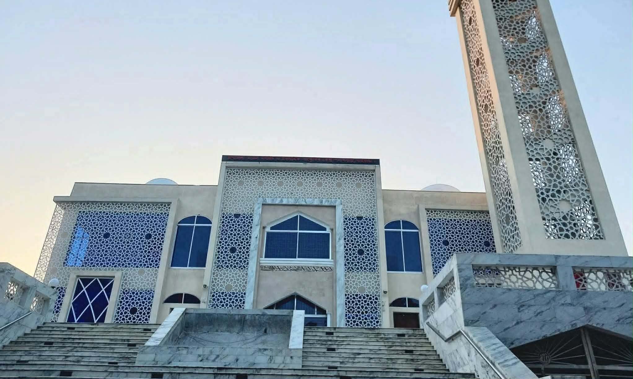 উদ্বোধনের তিন বছর পরও অচল পলাশবাড়ী মডেল মসজিদ, জেলা প্রশাসকের নির্দেশেও মিলছে না অগ্রগতি