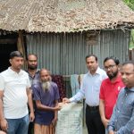 "মানুষের পাশে মানুষ’–রাজারহাটে অনন্য দৃষ্টান্ত ইউএনওর, সংবাদ দেখে ছুটে গেলেন প্রতিবন্ধী রফিকুলের বাড়ি।