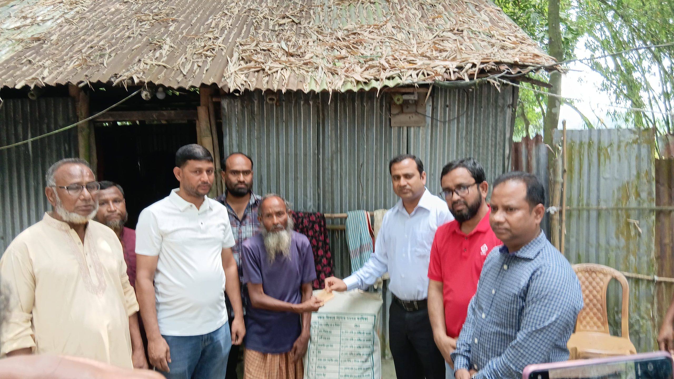 “মানুষের পাশে মানুষ’–রাজারহাটে অনন্য দৃষ্টান্ত ইউএনওর, সংবাদ দেখে ছুটে গেলেন প্রতিবন্ধী রফিকুলের বাড়ি।