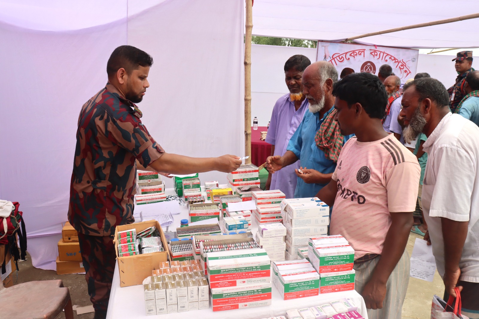 কুড়িগ্রামে বিজিবির ফ্রি মেডিকেল ক্যাম্পে চরের পাঁচ শতাধিক মানুষ পেলো চিকিৎসাসেবা