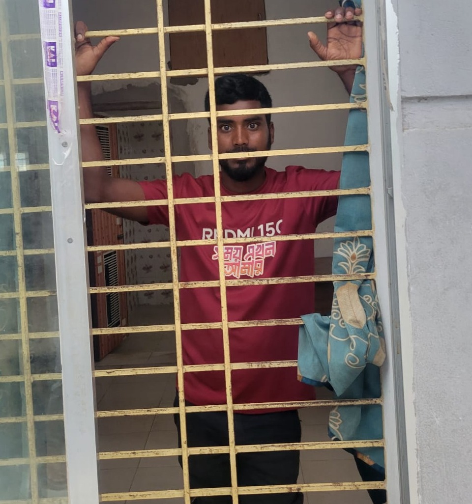 থানায় গিয়ে ডিউটি অফিসার এসআই রোকসানাকে ‘ম্যাডাম’ ডাকায় আটক যুবক