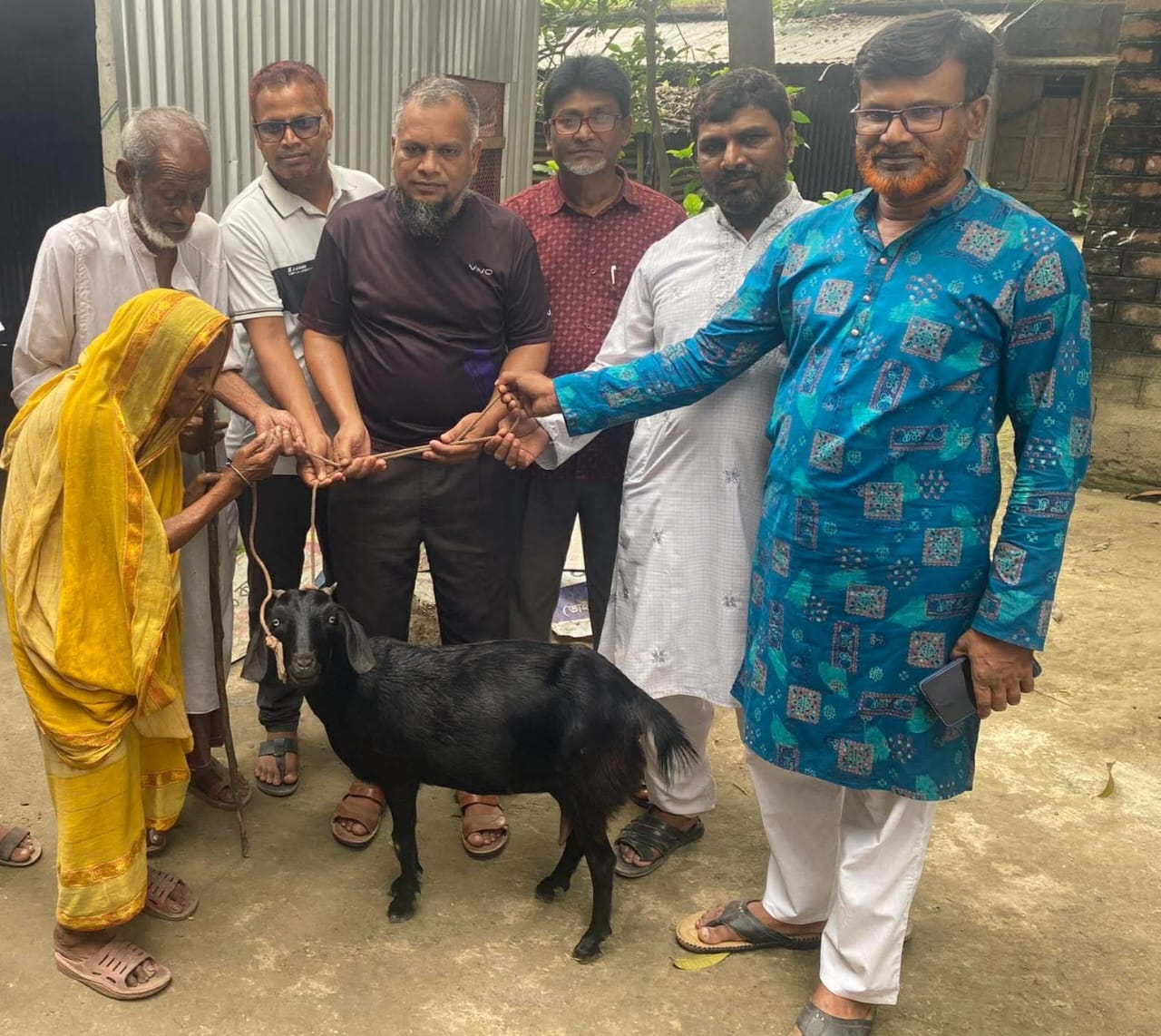 সলঙ্গায় অসহায় দম্পতি পেলেন ছাগল উপহার