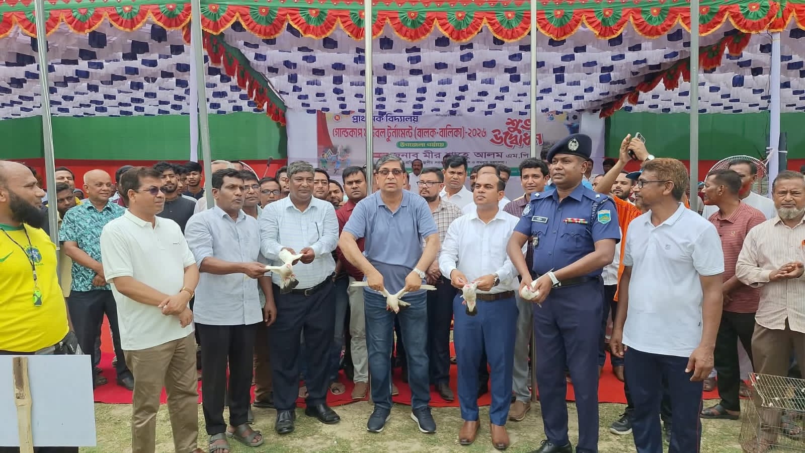 শিবগঞ্জে প্রাথমিক বিদ্যালয় গোল্ডকাপ ফুটবল টুর্নামেন্টের উদ্বোধন