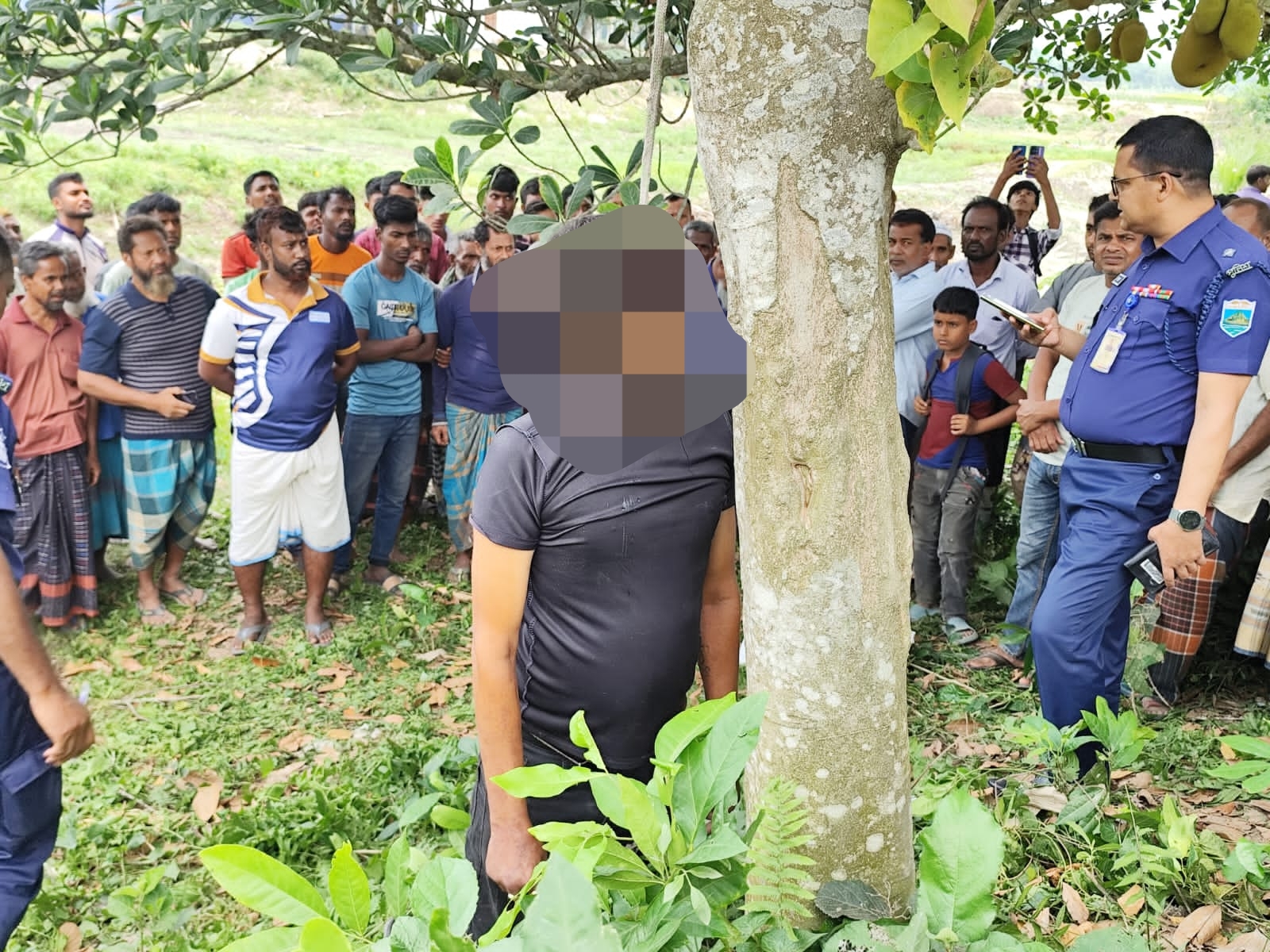 বদলগাছীতে শ্মশান থেকে যুবকের ঝুলন্ত লাশ উদ্ধার