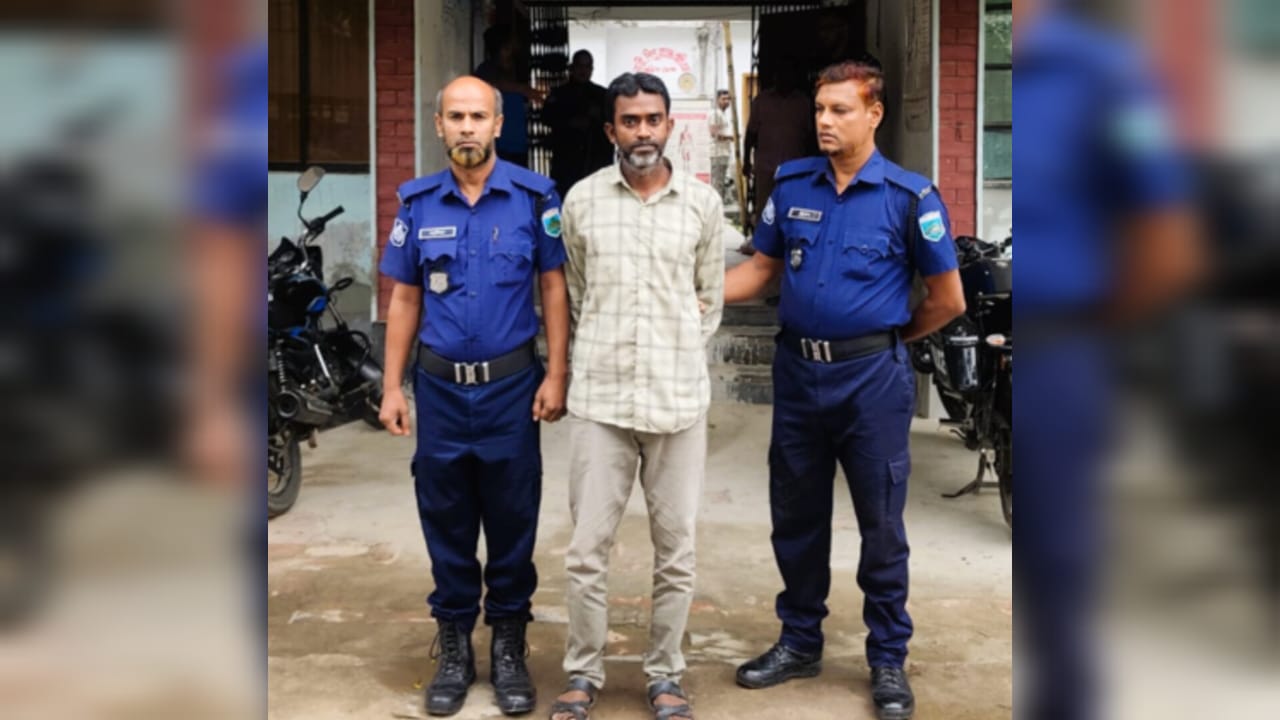 জয়পুরহাটে প্রবাসীর স্ত্রীকে শ্লীলতাহানীর চেষ্ঠায় সাবেক কাউন্সিলর গ্রেপ্তার