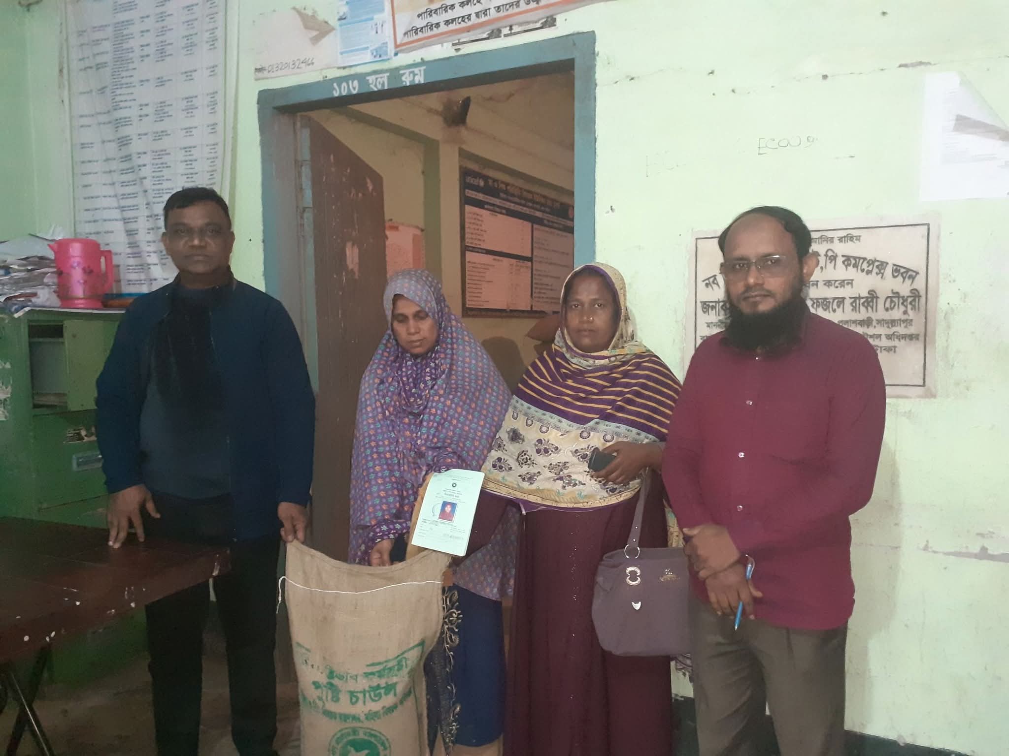 পলাশবাড়ীর পবনাপুর ইউনিয়নে ভিজিডি চাল বিতরণ, ২৫৫ নারী পেলেন খাদ্য সহায়তা