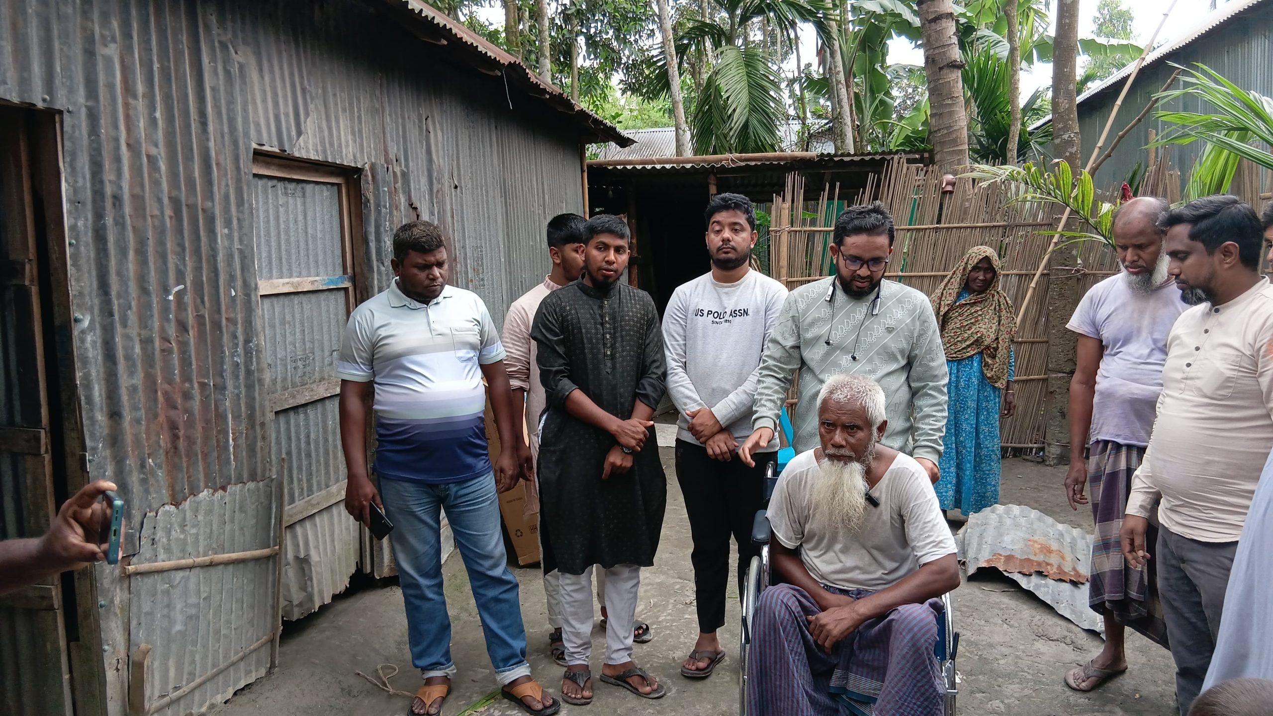 রাজারহাটে ‘জেগে উঠো ফাউন্ডেশন’র হাত ধারে প্রতিবন্ধী জলিল কে হুইলচেয়ার সহায়তা
