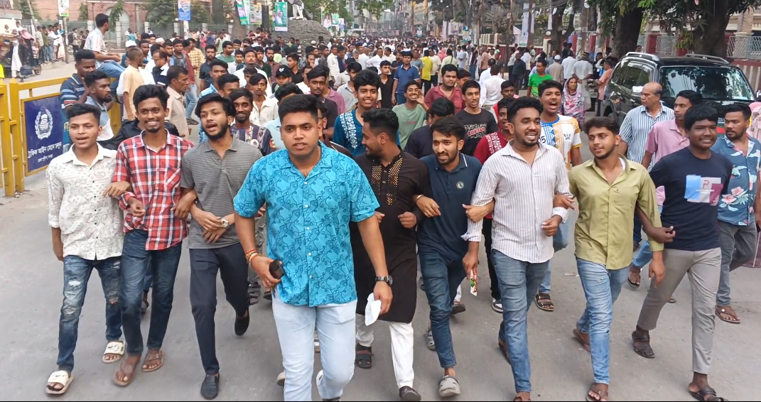 প্রধানমন্ত্রীর আগমন উপলক্ষে বগুড়া জেলা ছাত্রদলের সহ-সাধারণ সম্পাদক অমিত কুমার (পার্থ)-এর নেতৃত্বে একটি আনন্দ মিছিল অনুষ্ঠিত হয়।