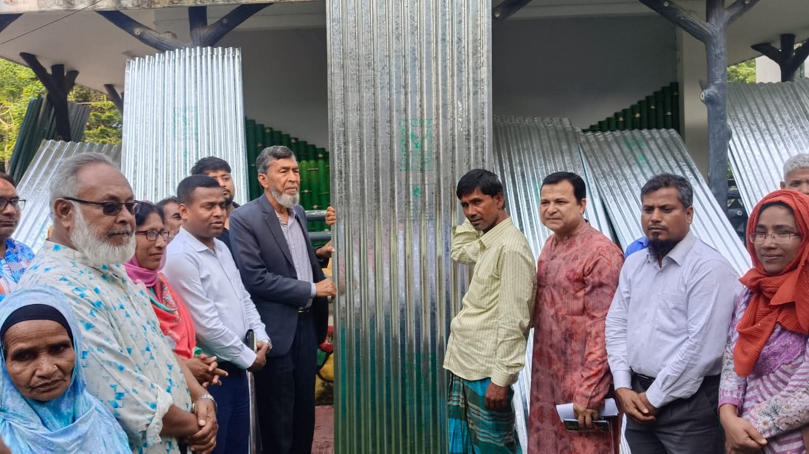 পীরগঞ্জে আগুন ও ঝড়ে ক্ষতিগ্রস্তদের নগদ অর্থ