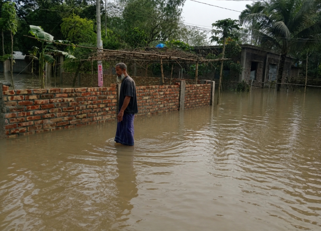 সাদুল্লাপুরে রাস্তার জলাবদ্ধতা নিরসনে সচেতন মহলের প্রশংসনীয় উদ্যোগ
