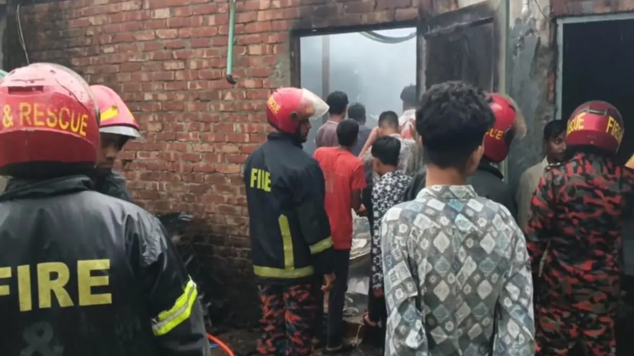 শেরপুর প্লাজা মার্কেটে আগুনে পুড়ে ছাই ইলেকট্রনিক্স গোডাউন, ক্ষতি প্রায় ৩ লাখ টাকা