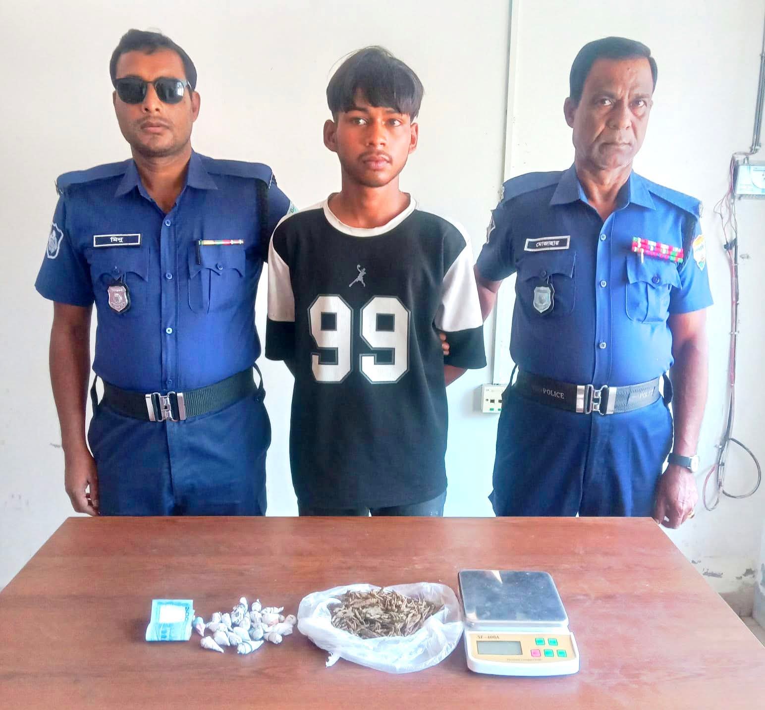 ফুলছড়ি থানা পুলিশের অভিযানে গাঁজাসহ এক যুবক আটক