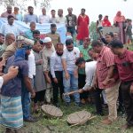 কুড়িগ্রাম রাজারহাট ঘড়িয়ালডাঙ্গায় খাল খননের যাএা ভূমি প্রশাসকের হাতে শুভ সূচনা