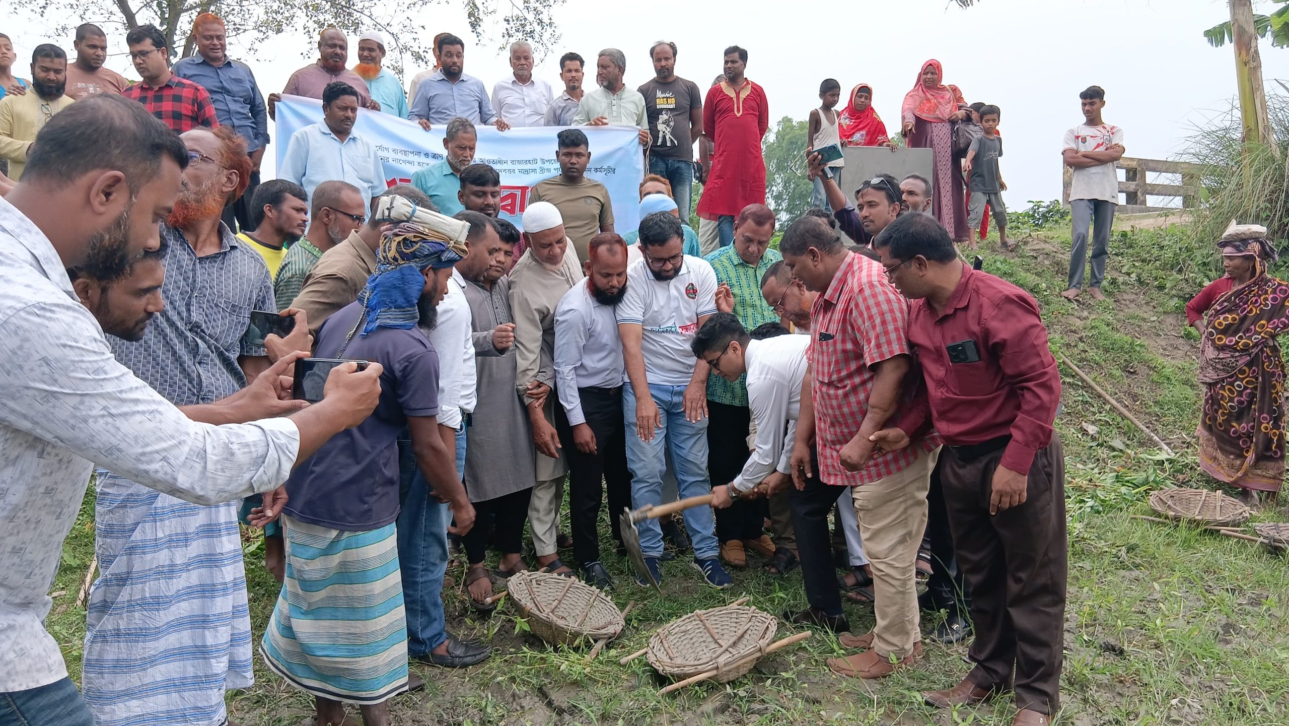 কুড়িগ্রাম রাজারহাট ঘড়িয়ালডাঙ্গায় খাল খননের যাএা ভূমি প্রশাসকের হাতে শুভ সূচনা