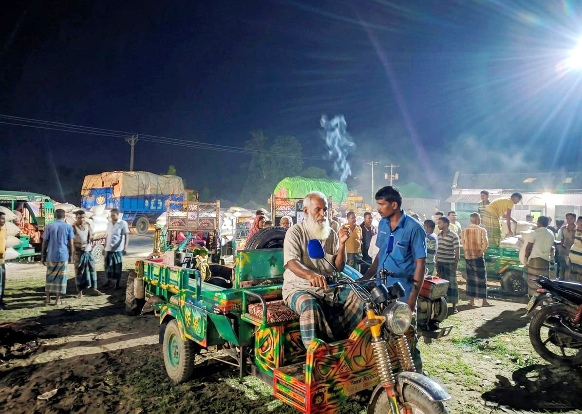 শেরপুরে জমকালো রাতের ভুট্টা বাজার প্রতিদিন কোটি টাকার উপরে লেনদেন