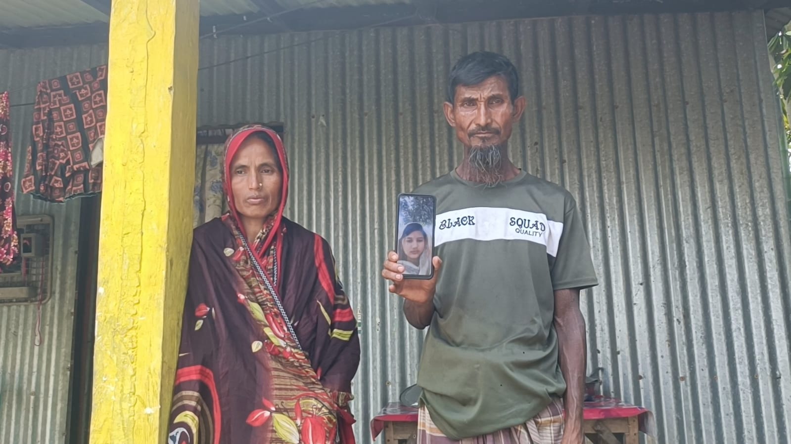 কৃষক পরিবারের মেয়েকে অপহরণ, মেয়ের ছবি হাতে অঝোরে কাঁদছেন বাবা-মা