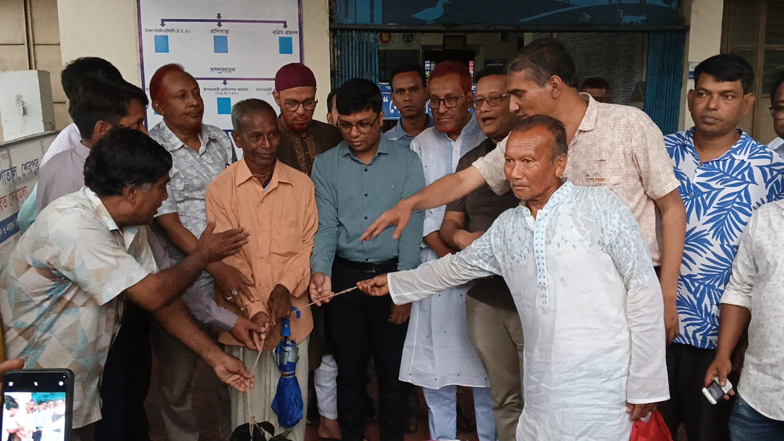 বগুড়ার শেরপুরে ক্ষুদ্র নৃগোষ্ঠীর পরিবারের মাঝে ছাগল ও উপকরণ বিতরণ