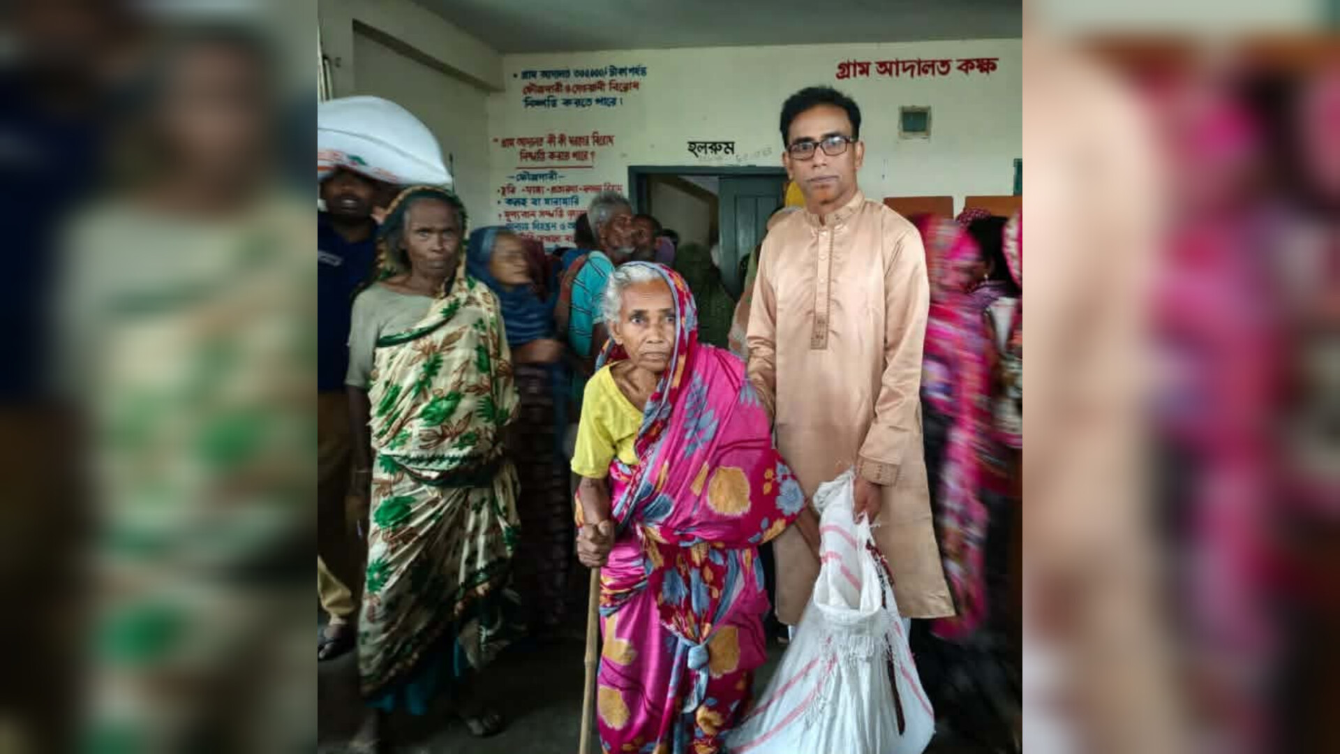সলঙ্গা ইউনিয়নে ভিজিএফ’র ১০ কেজি চাল বিতরণ