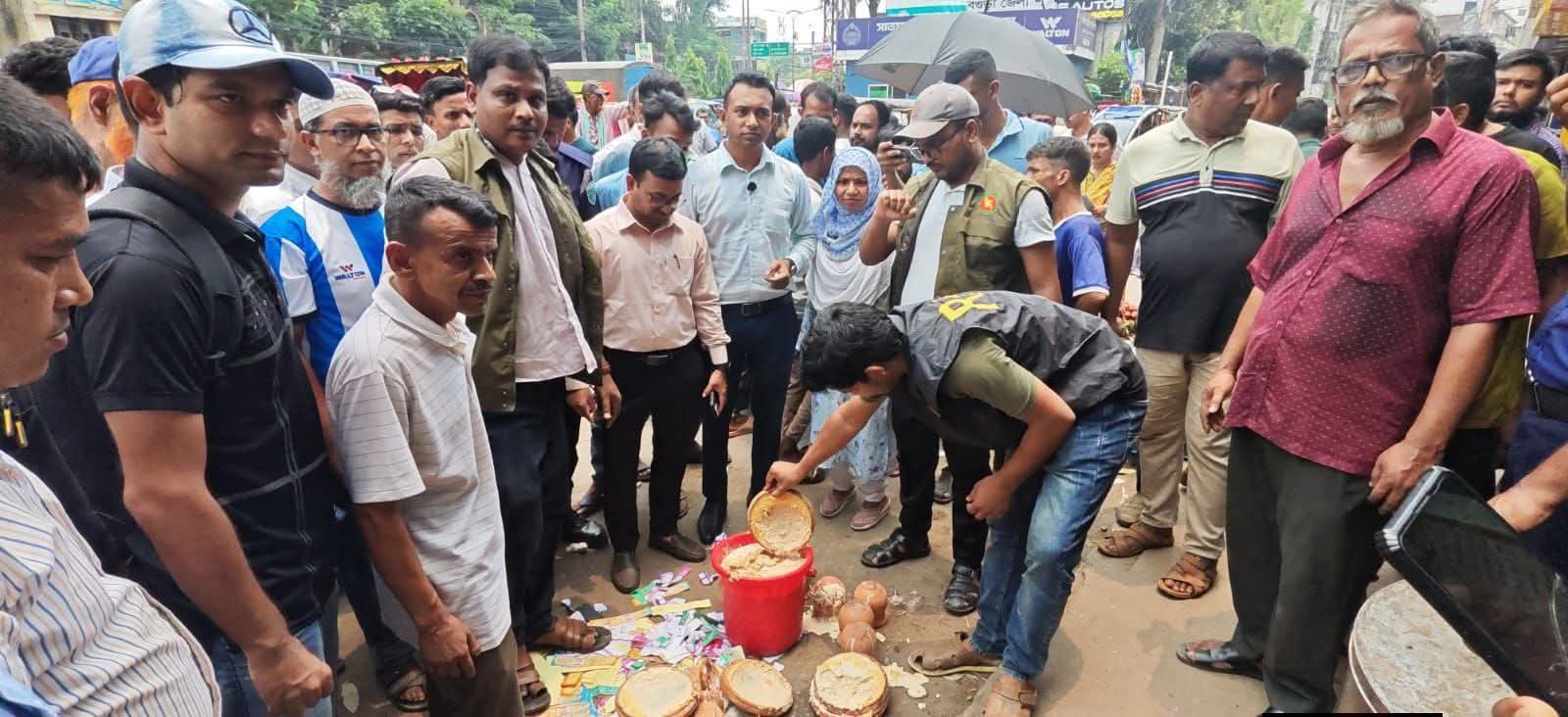বগুড়ায় শেরপুর দই ঘর নামক প্রতিষ্ঠানে যৌথ অভিযানে জরিমানা ৫০ হাজার টাকা