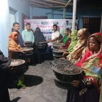 কুড়িগ্রামে প্রান্তিক নারীদের মাঝে ব্র্যাকের হাঁসের বাচ্চা বিতরণ ও প্রশিক্ষণ