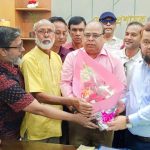 জেলা ক্রীড়া সংস্থার নবগঠিত অ্যাডহক কমিটির পক্ষ থেকে জেলা প্রশাসক ও পুলিশ সুপারকে ফুলেল শুভেচ্ছা