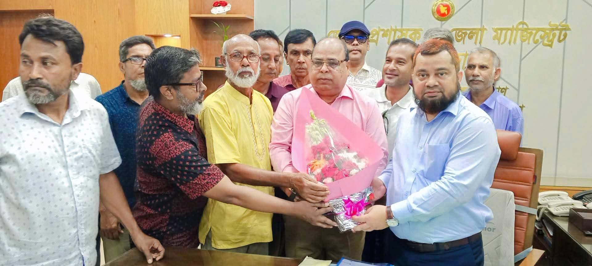জেলা ক্রীড়া সংস্থার নবগঠিত অ্যাডহক কমিটির পক্ষ থেকে জেলা প্রশাসক ও পুলিশ সুপারকে ফুলেল শুভেচ্ছা