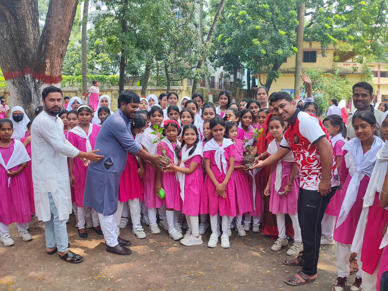 রাজশাহী বহুমুখী বালিকা উচ্চ বিদ্যালয়ে বৃক্ষরোপণ কর্মসূচি অনুষ্ঠিত