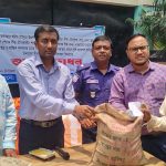 হরিপুরে ক্ষুদ্র ও প্রান্তিক কৃষকদের মাঝে বিনামূল্যে সার–বীজ বিতরণ