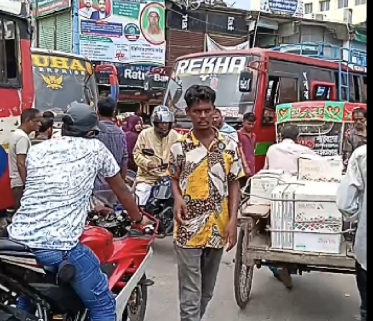 জয়পুরহাটে ২ ঘন্টা পর সড়ক অবরোধের তুলে নিয়ে যানবাহন স্বাভাবিক হয়েছে