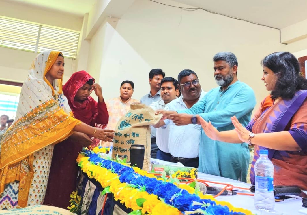 নওগাঁর বদলগাছীতে কৃষকদের মাঝে বিনামূল্যে বীজ-সার ও কৃষি উপকরণ বিতরণ