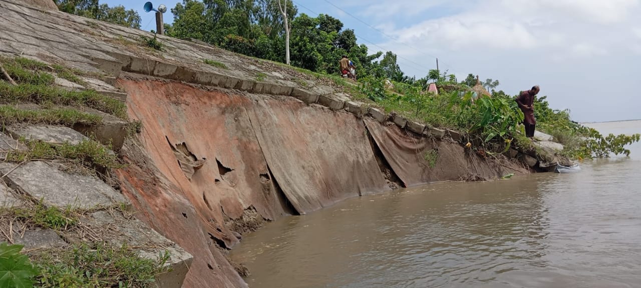 ব্রহ্মপুত্রের রক্ষা বাঁধে ফের ধস, ঘুম হারাম নদীতীরের বাসিন্দাদের