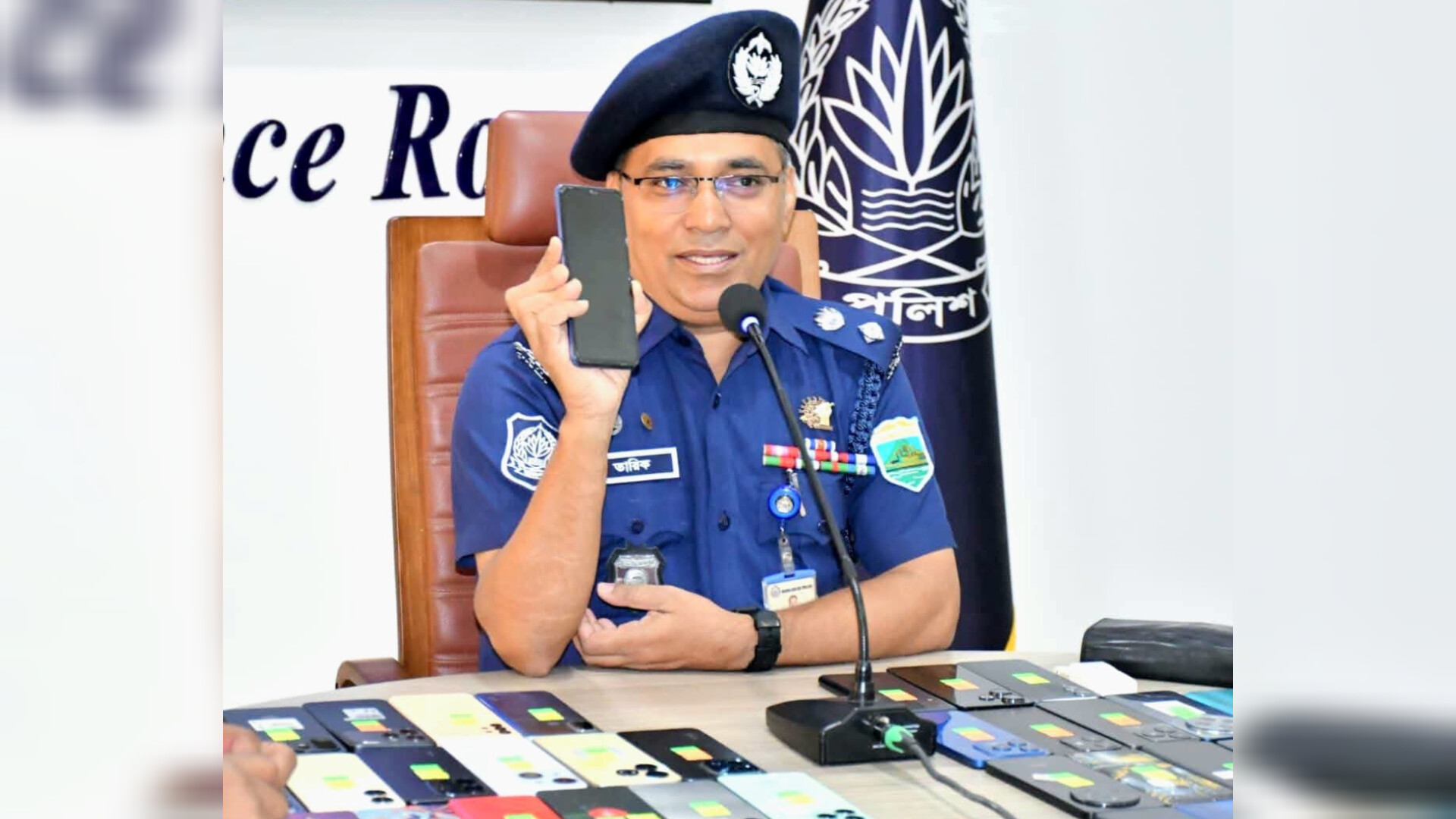 নওগাঁয় ১০১ টি হারানো মোবাইল প্রকৃত মালিকদের কাছে হস্তান্তর করলো জেলা পুলিশ